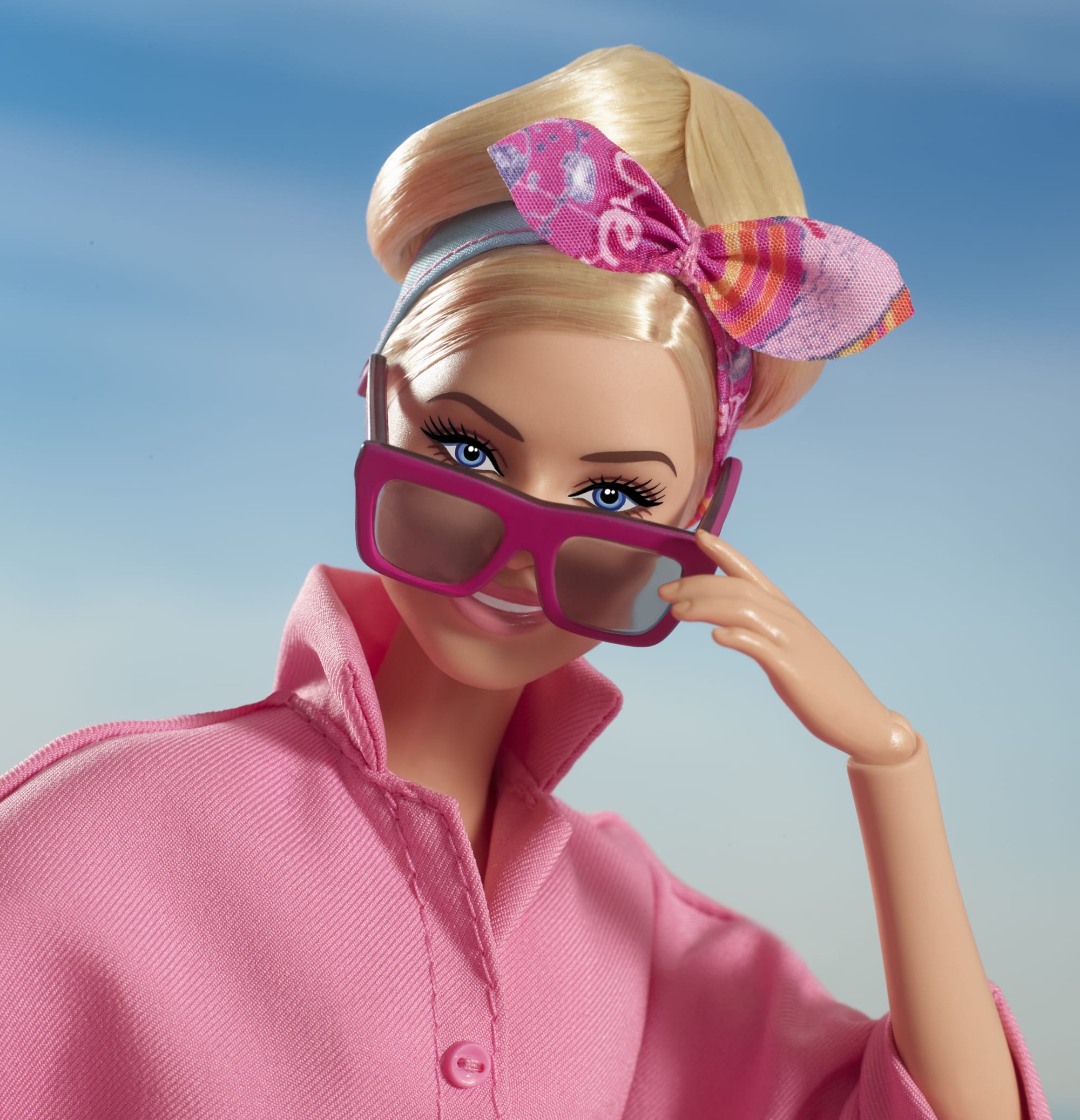Barbie Margot Robbie, bambola del film Barbie da collezione con tuta pink  power, occhiali da sole e fascia per capelli, HRF29