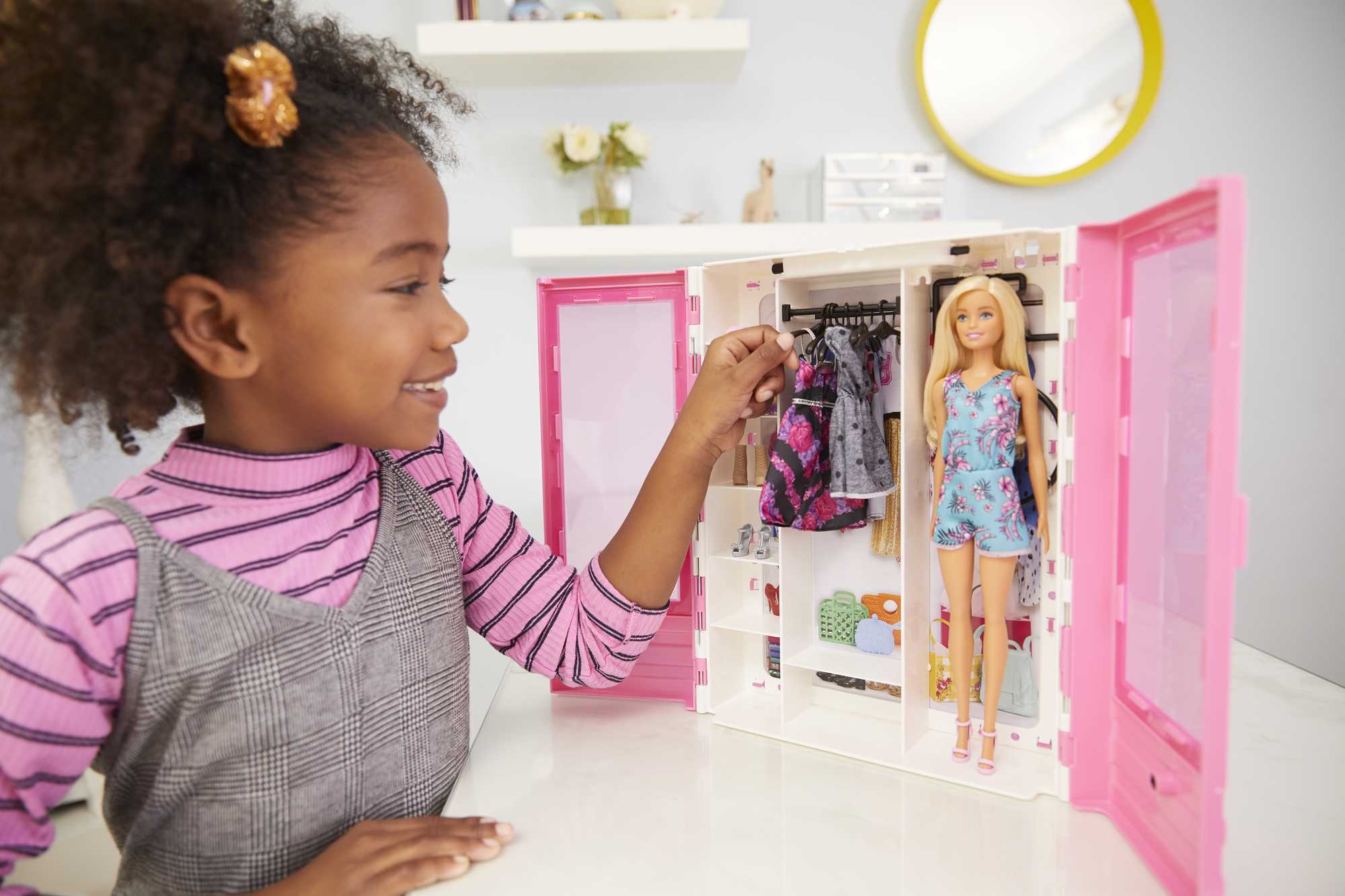 Barbie - Armadio da Sogno Fashionistas, armadio rosa trasportabile con  tanti accessori trendy inclusi, sei appendini e tanto spazio per riporre i