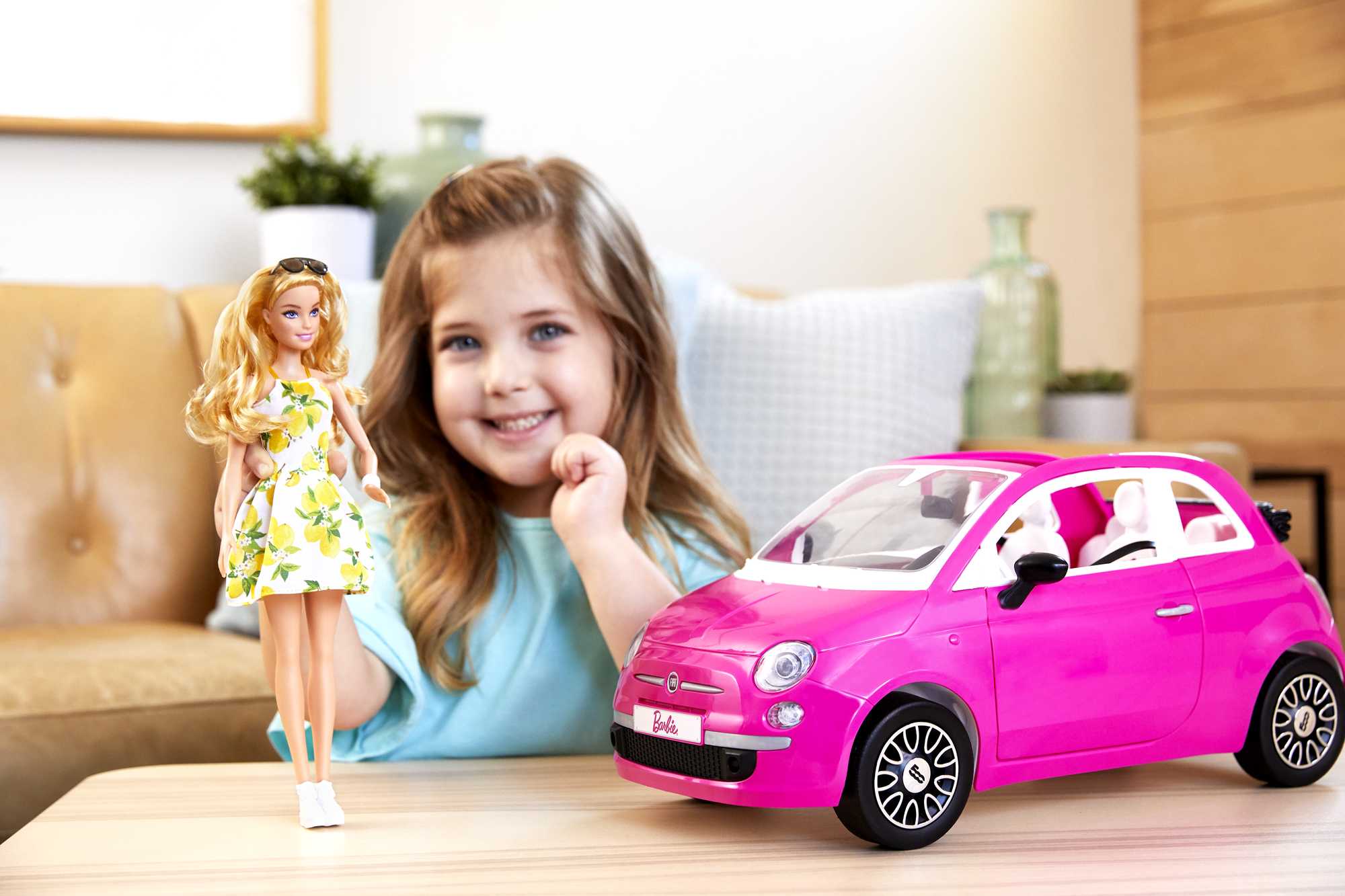 voiture barbie fiat 500 avec barbie son amie et sa petite cousine