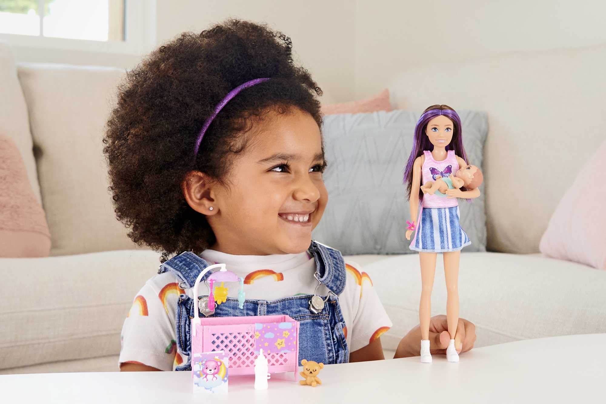 Coffret petite fille et voiture! Barbie Skipper Baby-Sitter avec Poupée  Enfant, Voiture pour Enfant, Feu Tricolore, Cône, Gobelet et Jouet Lion 
