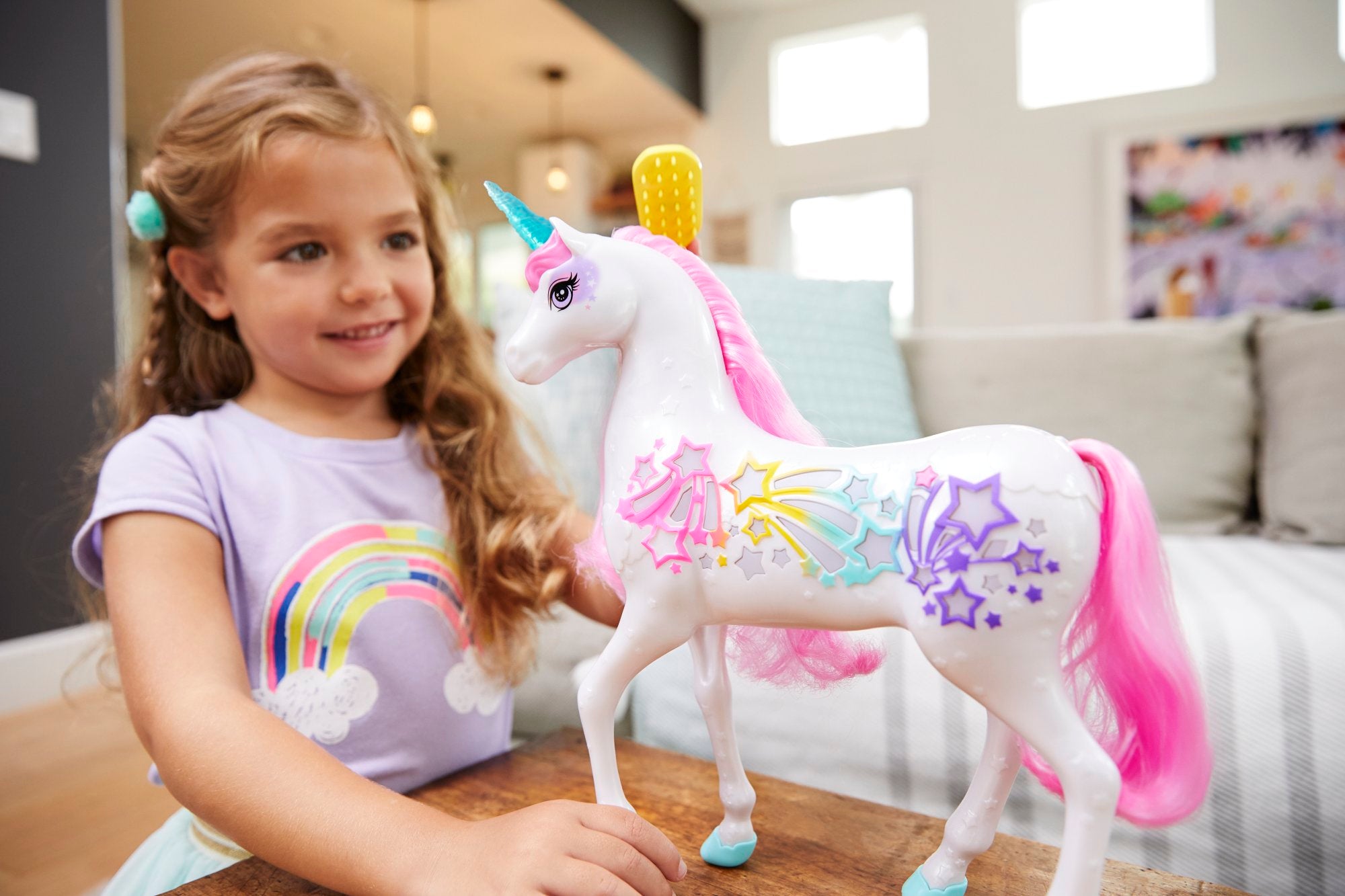 Barbie Dreamtopia Licorne Arc-en-ciel sons et lumières avec crinière et  queue rose, fournie avec une brosse, jouet pour enfant, GFH60 : :  Jeux et Jouets