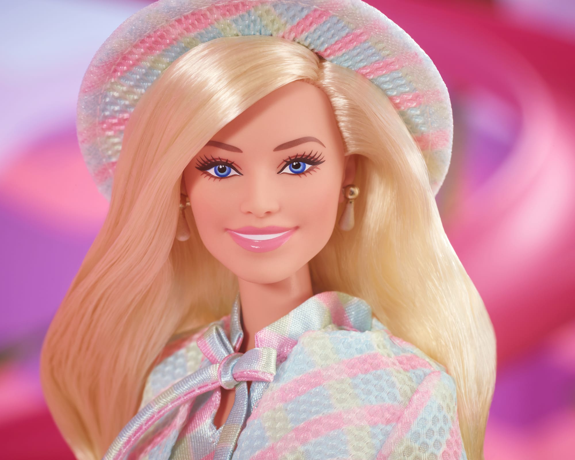 Barbie The Movie - Margot Robbie, bambola da collezione con completo  coordinato blu a quadri, HRF26