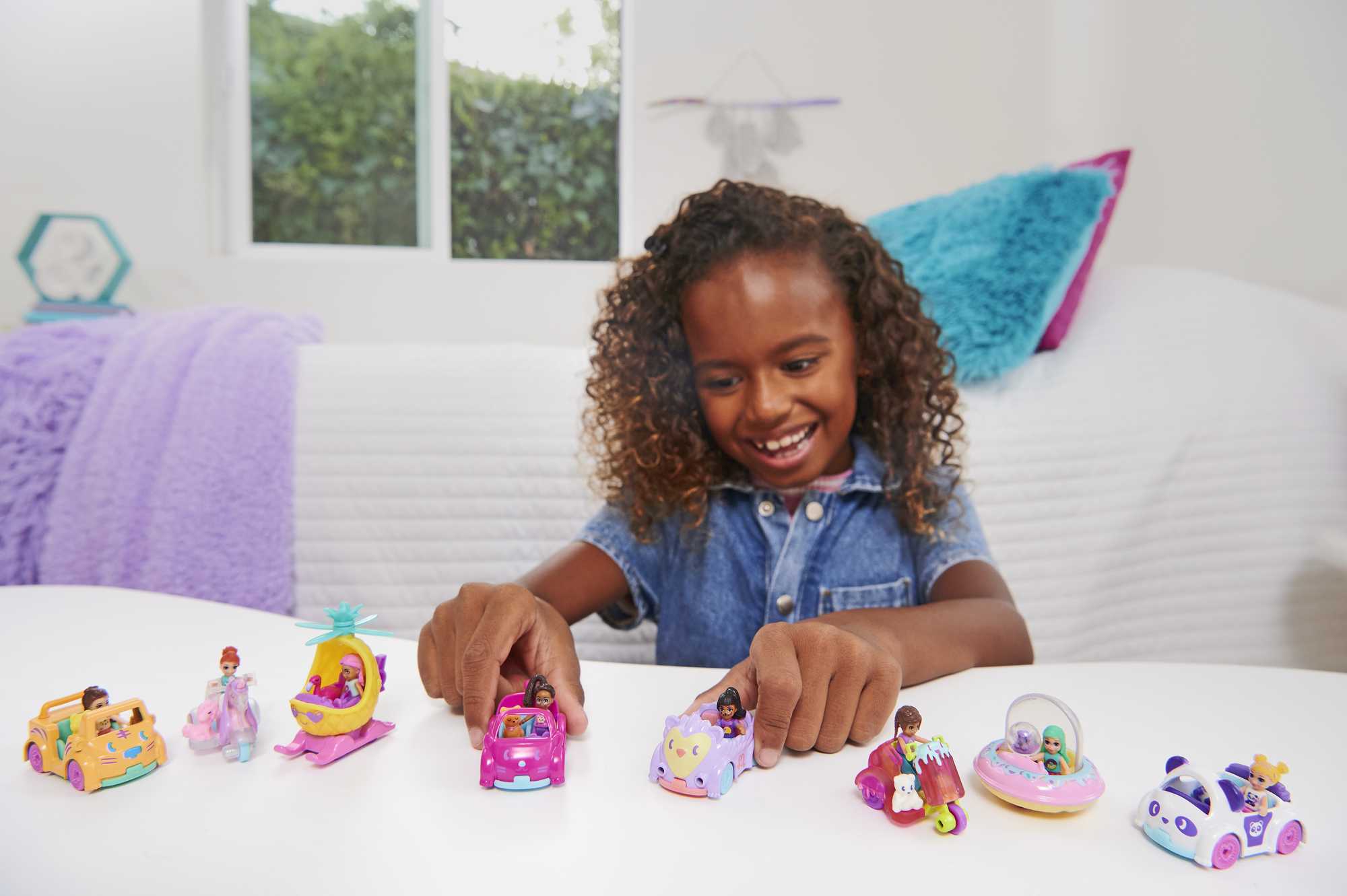 Polly Pocket Pollyville​ La Maison de Polly, 2 mini-figurines Polly et  Paxton, accessoires et autocollants, jouet enfant, édition 2019, GFP42 :  : Jeux et Jouets