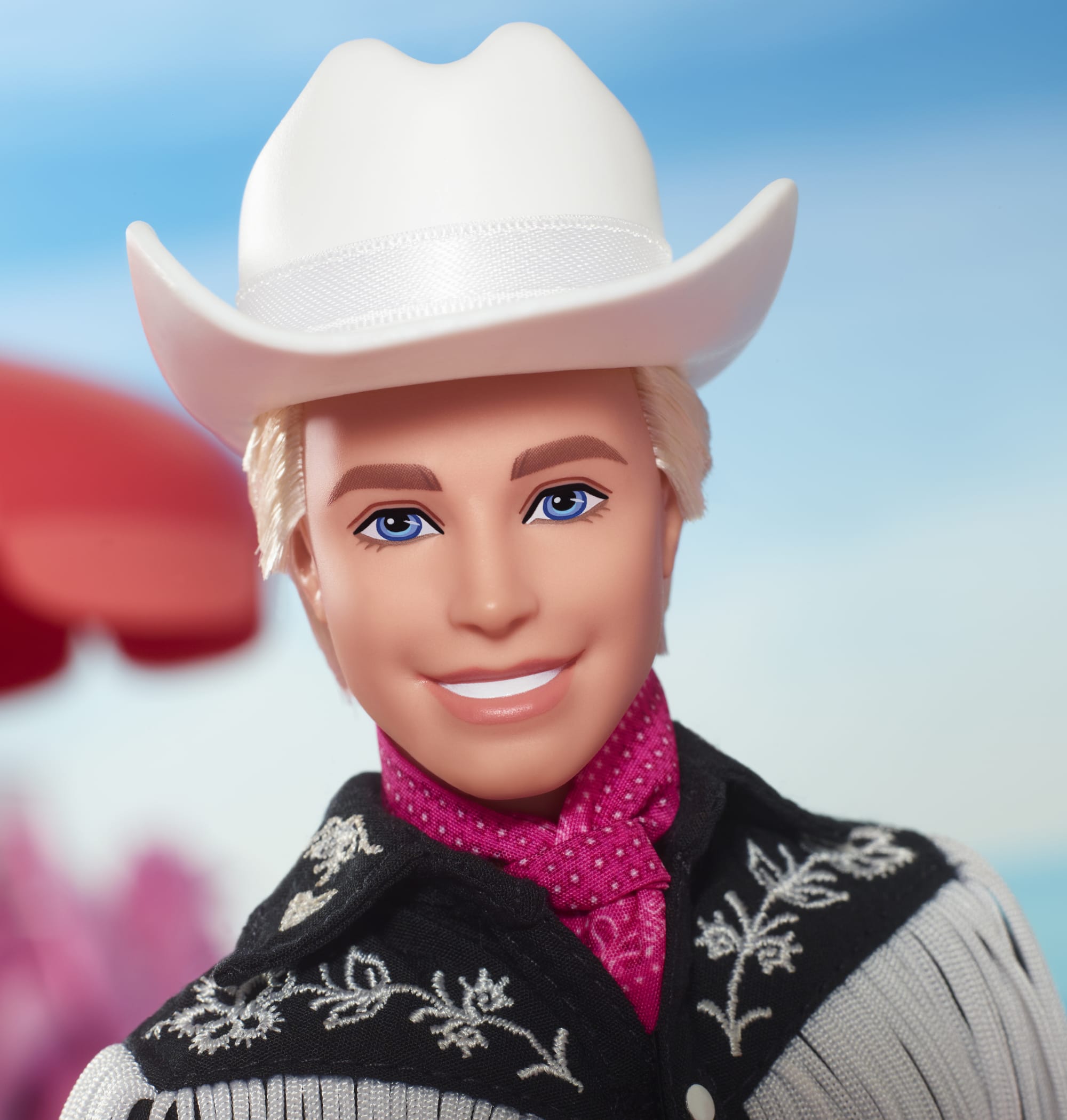 Ken, bambola del film Barbie da collezione con outfit nero e frange  bianche, cappello e stivali da cowboy e bandana rosa, HRF30
