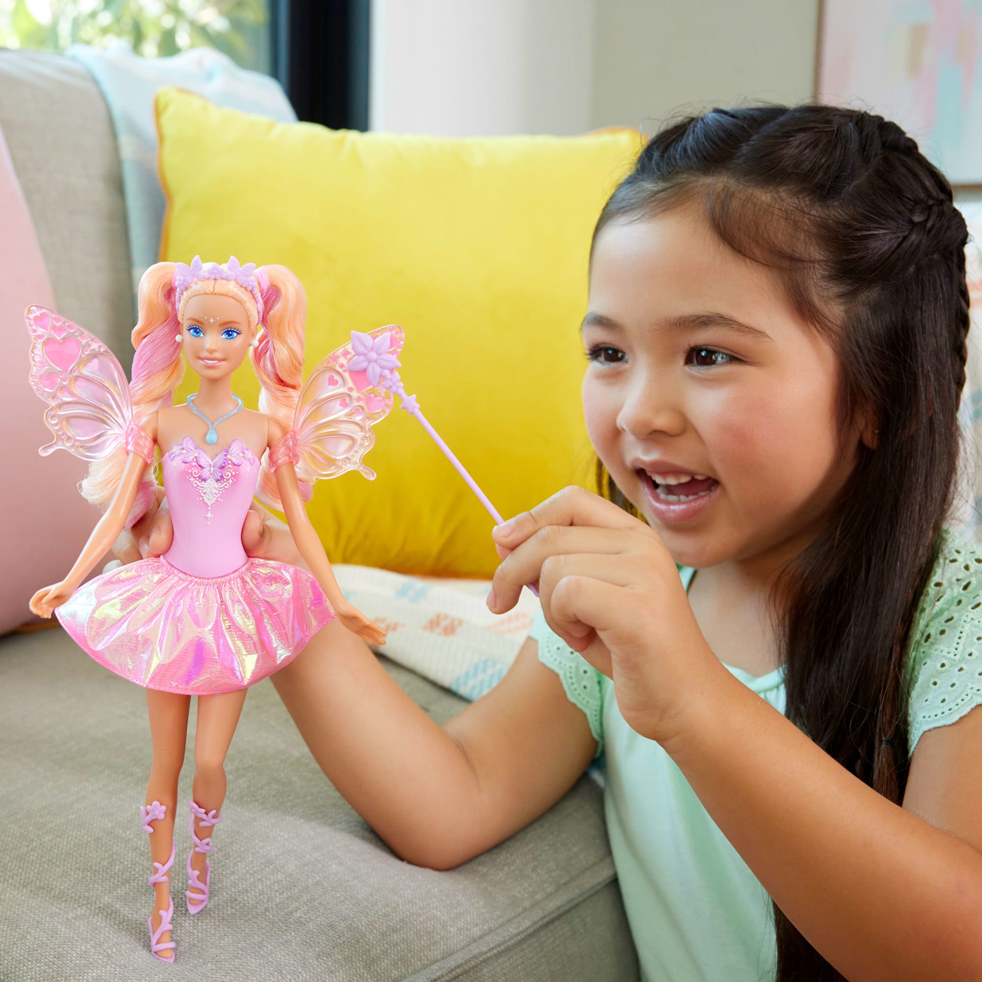 Barbie bambola Fantasy Fairy con ali e vestito cambia colore Mattel