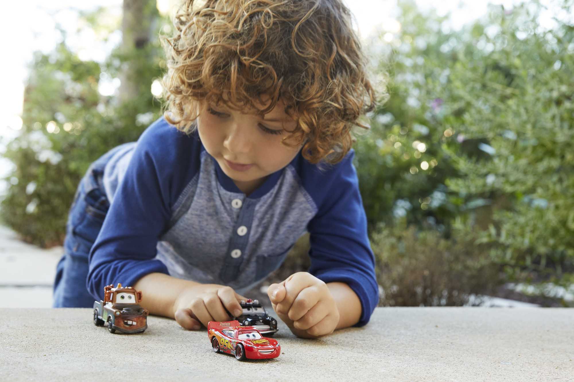 Disney ve Pixar Cars oyuncakları, 3 adet metal araç, Radyatör