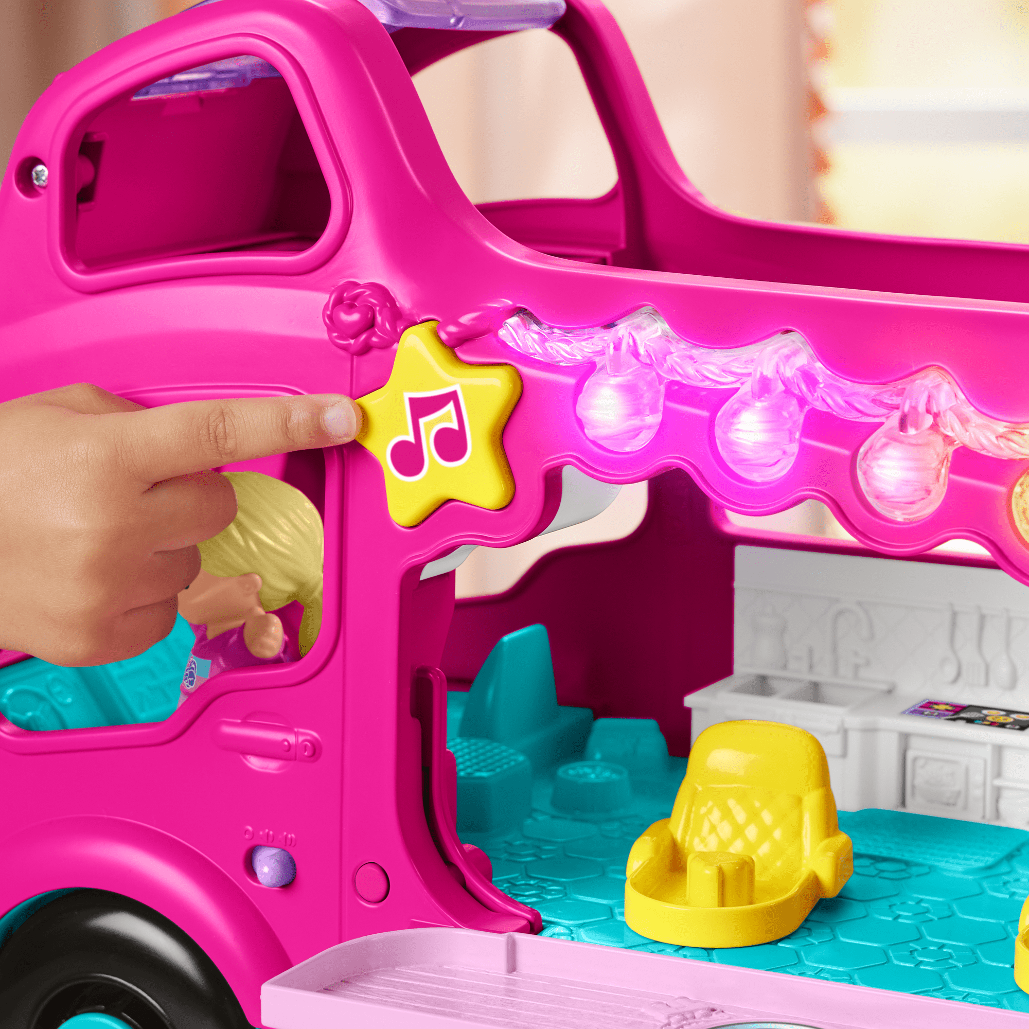 Fisher-Price Little People Barbie Voiture Convertible pour poupée | Voiture à pousser, 2 figurines, musique et sons, motricité fine, jeu d’imitation Fisher-Price Little People Barbie Voiture Convertible pour poupée | Voiture à pousser, 2 figurines, musique et sons, motricité fine, jeu d’imitation