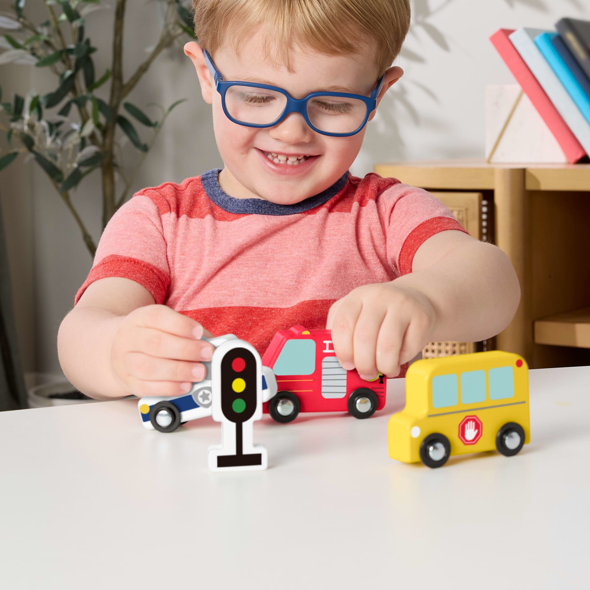 Coffret 4 Véhicules En Bois Fisher-Price - Camion Pompier, Voiture Police, Bus Scolaire + Feu Tricolore - Dès 2 Ans