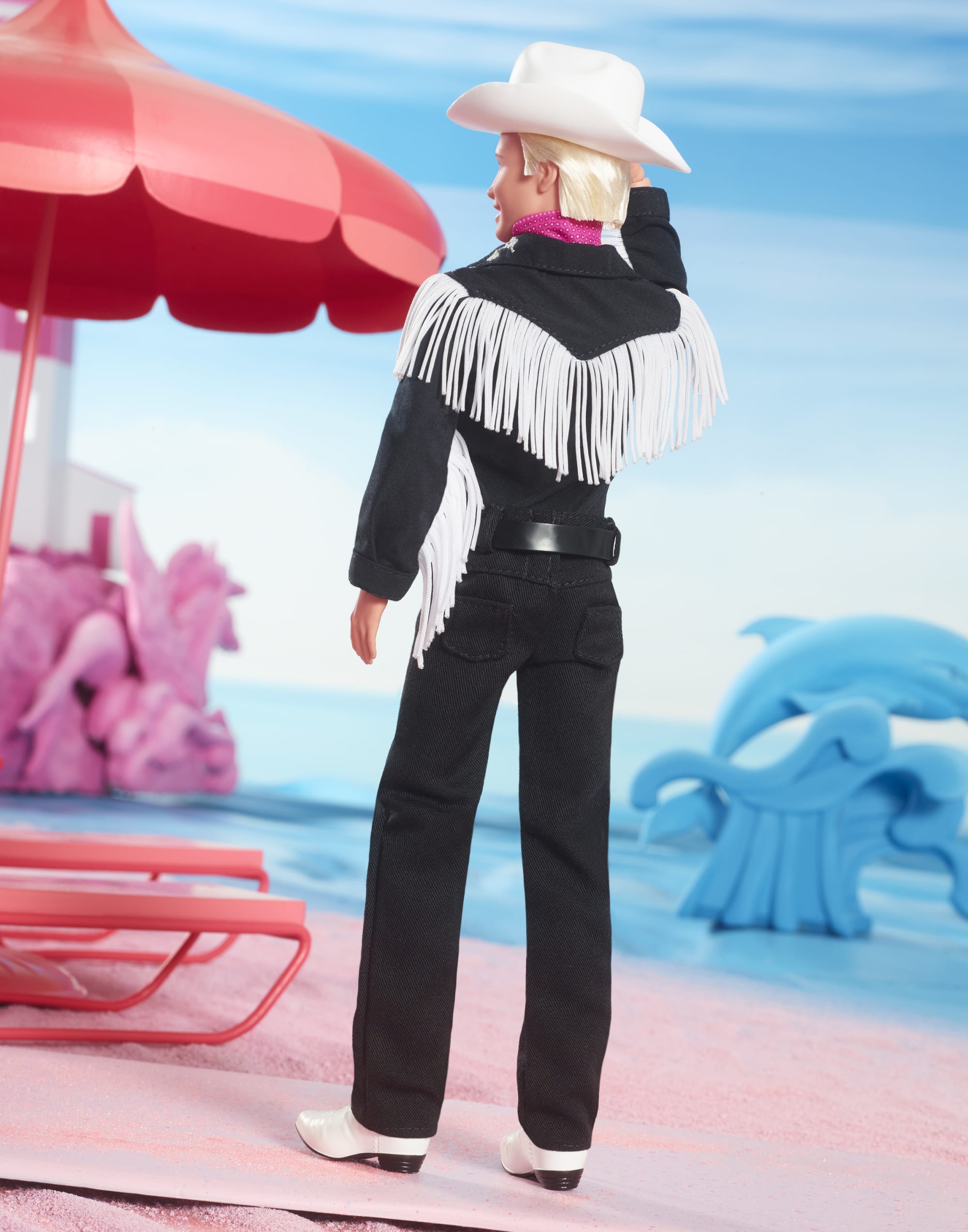 Ken, bambola del film Barbie da collezione con outfit nero e frange  bianche, cappello e stivali da cowboy e bandana rosa, HRF30