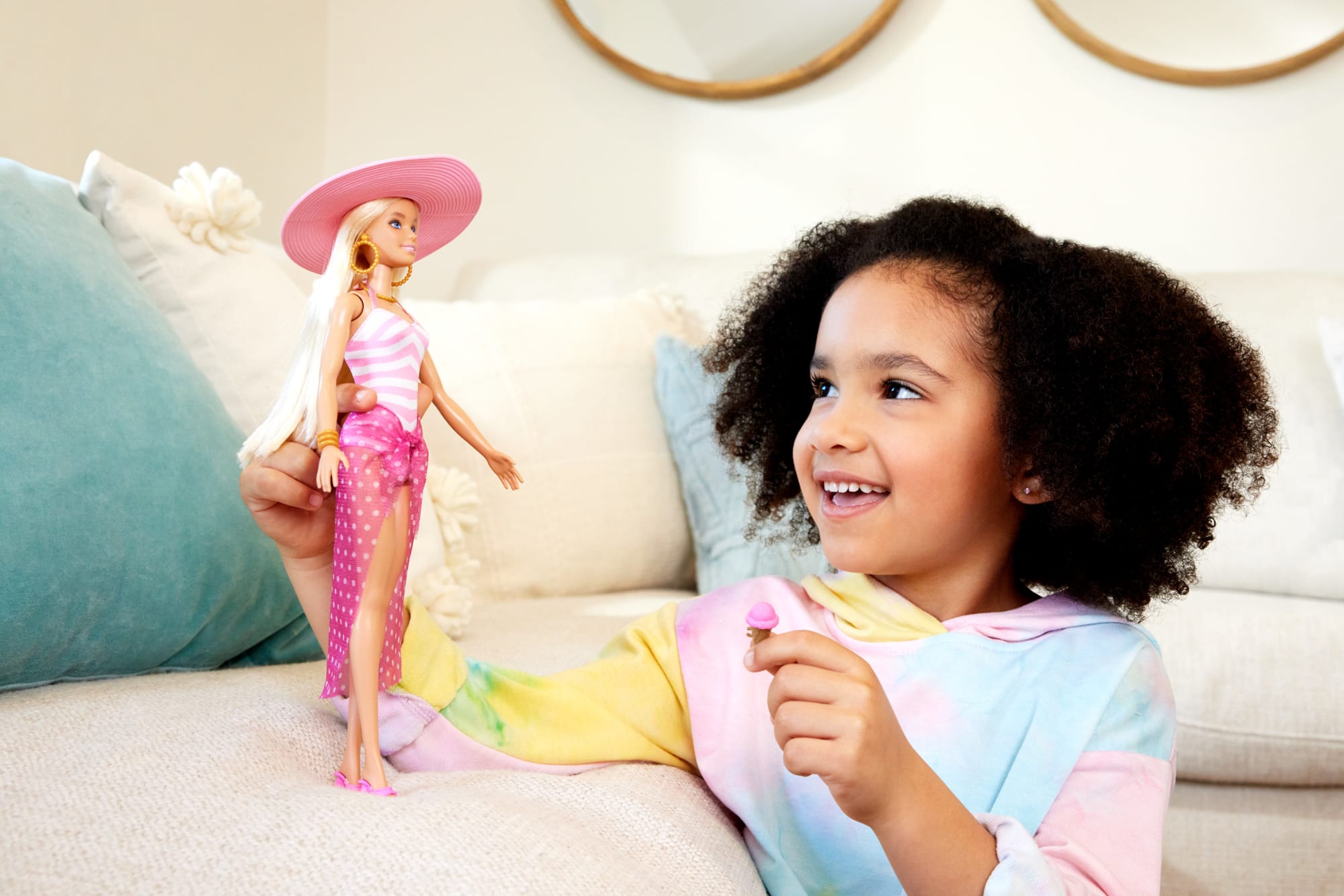 Barbie® Muñeca rubia con traje de baño rosa y blanco, sombrero