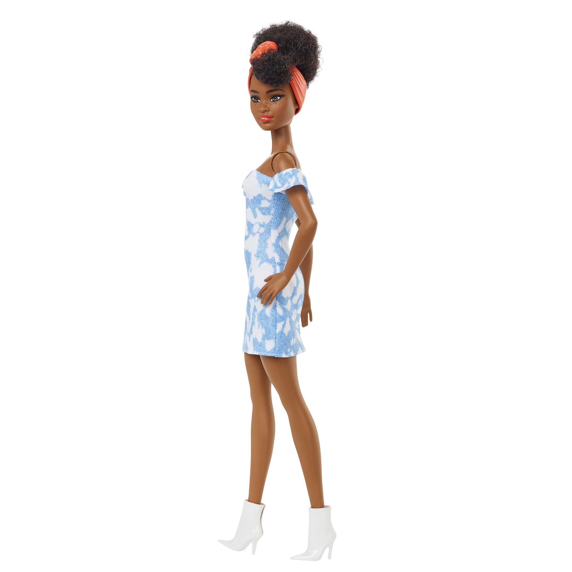 Barbie Supplémentaire Poupée métisse femme avec des cheveux noirs et de la  fourrure
