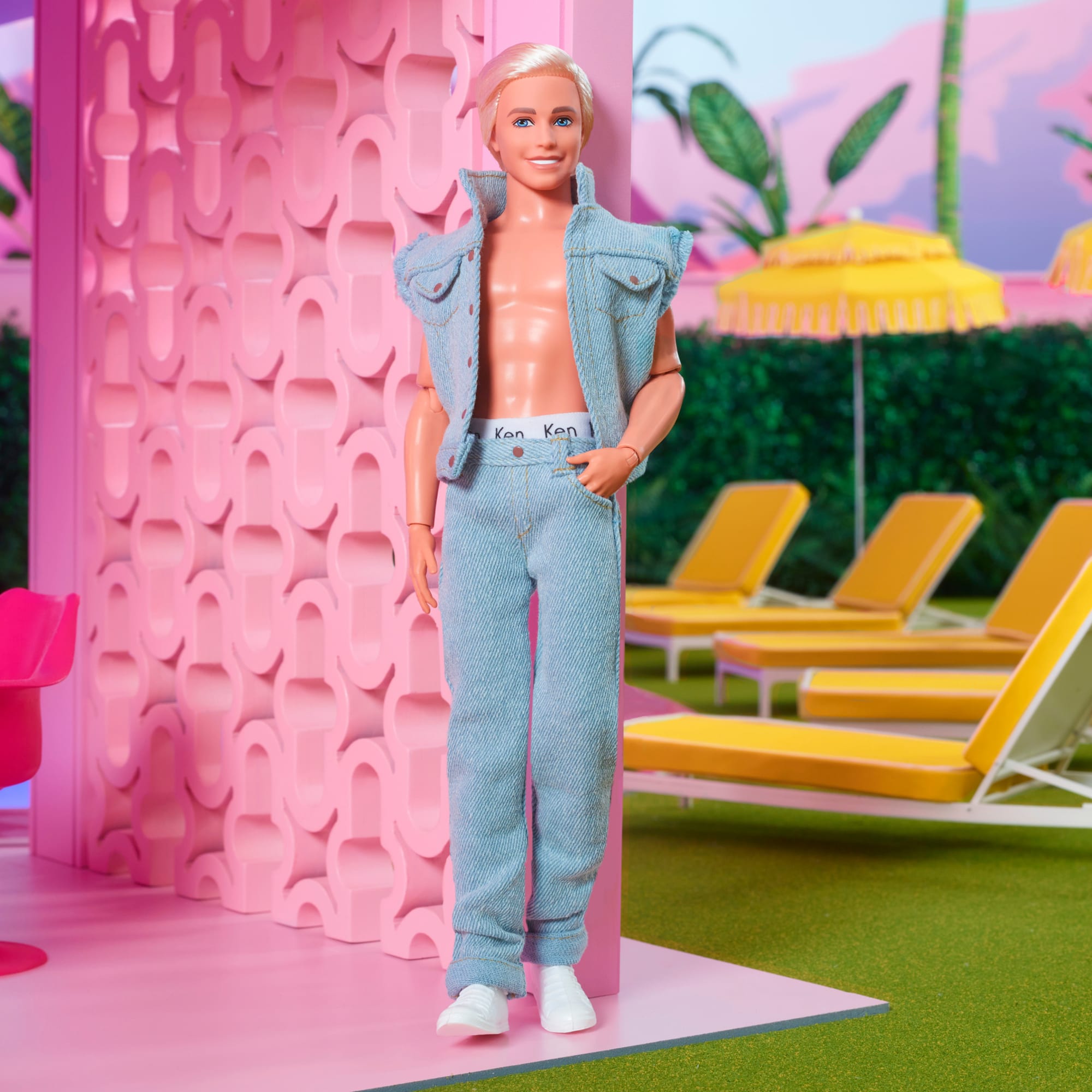 Barbie The Movie - Ken da collezione con completo di jeans coordinato e  boxer originale, HRF27