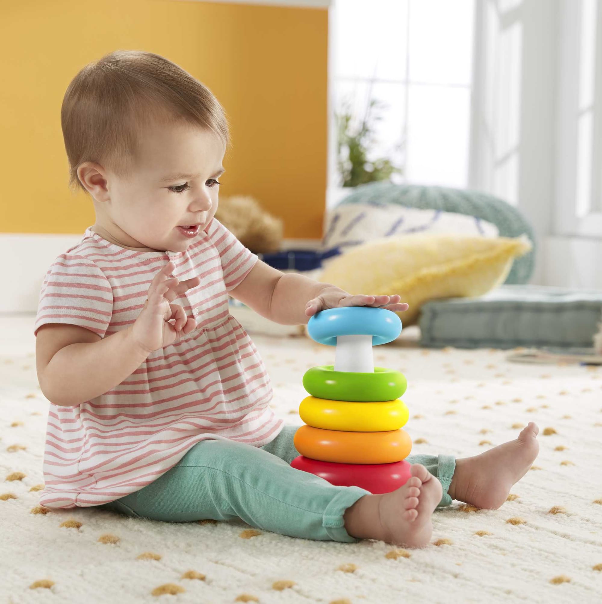 Fisher-Price Pyramide Arc-en-Ciel jouet bébé, favorise la coordination des  gestes et l'apprentissage des couleurs, 6 mois et plus, GKD51